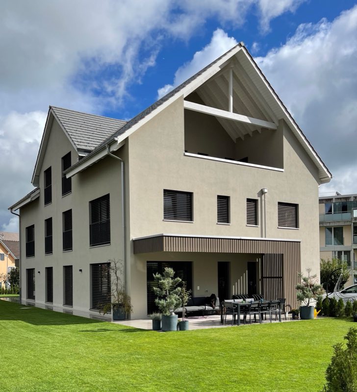 Fertiggestelltes Mehrfamilienhaus an der Hauptstrasse in Busswil